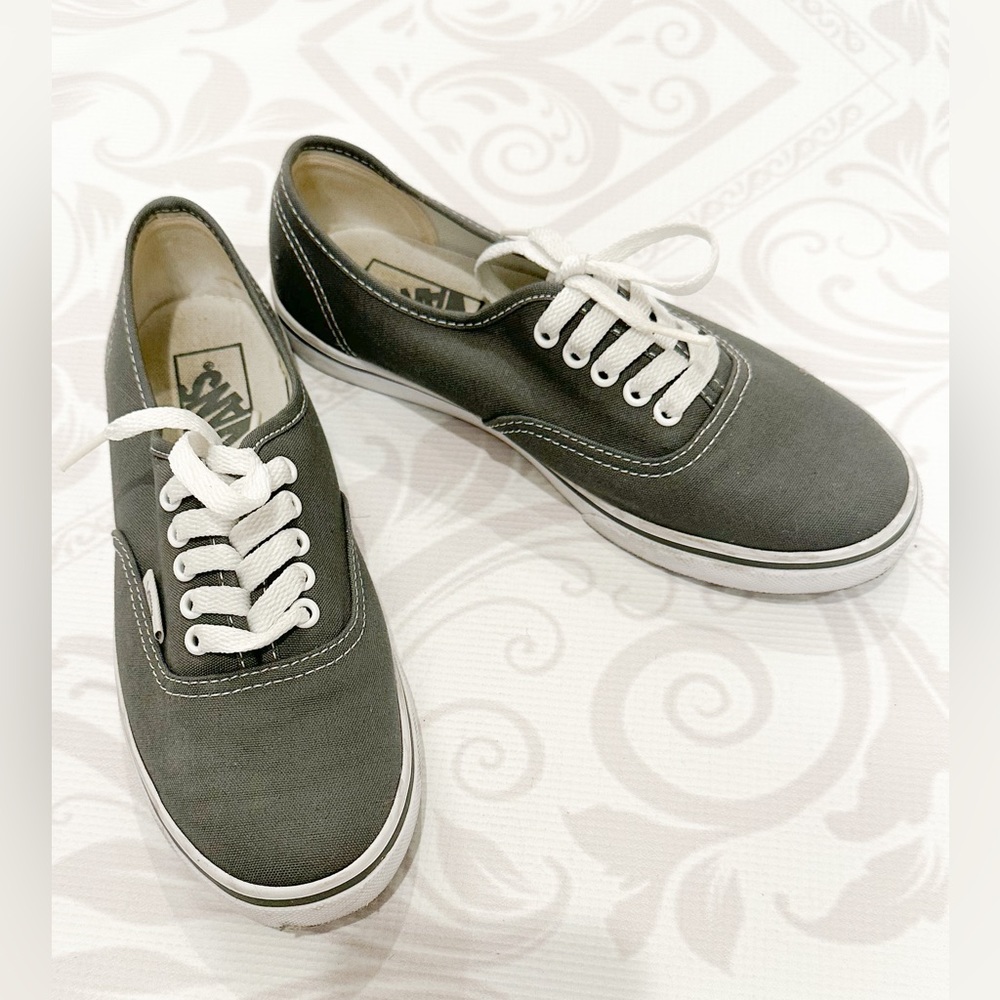 Vans Unisex's Authentic LO PRO Sneakers 4 Men US / 5.5 Women US (Pewter/White)